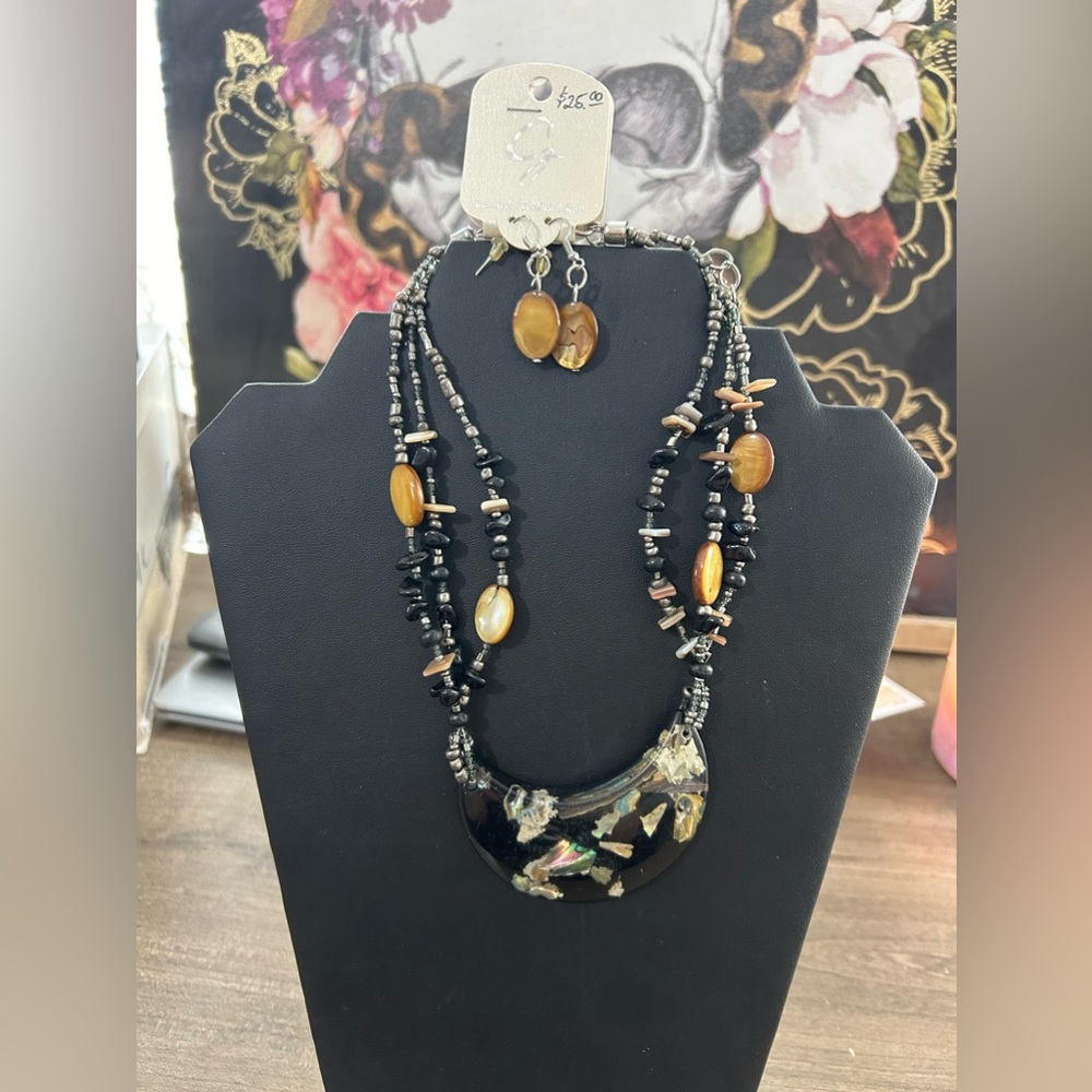 NWT necklace and earring set